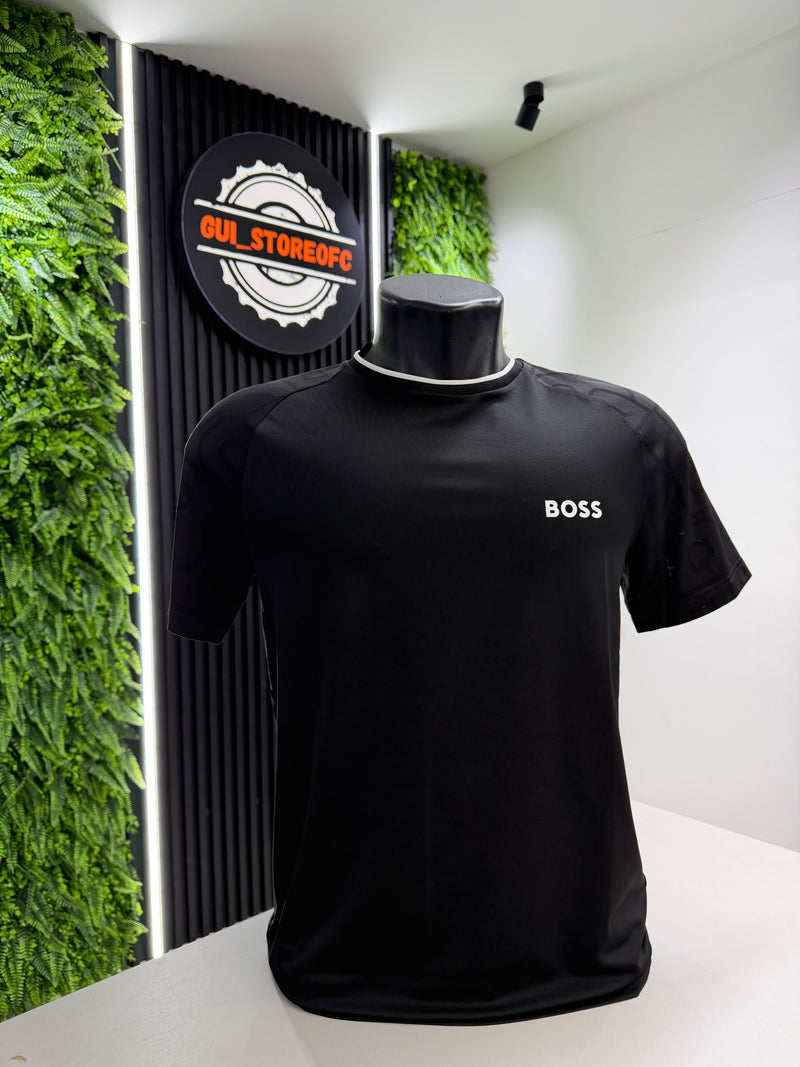 T-shirt Boss Sport Preta com detalhes no ombro